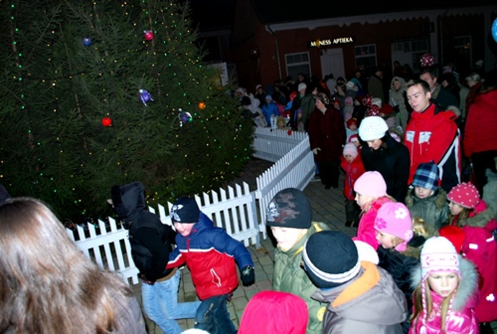 Folkloras kopas «Dreņģeri» lieliskā programma, ko dalībnieki rādīja Bauskas Rātslaukumā 5. decembrī, bija Ziemassvētku tirdziņa veiksmīgākā epizode. Citādi tirgus atgādināja Viļņā pirktu drēbju un apavu ekspozīciju, jo amatnieku stendi...
Autors: Uldis Varnevičs
