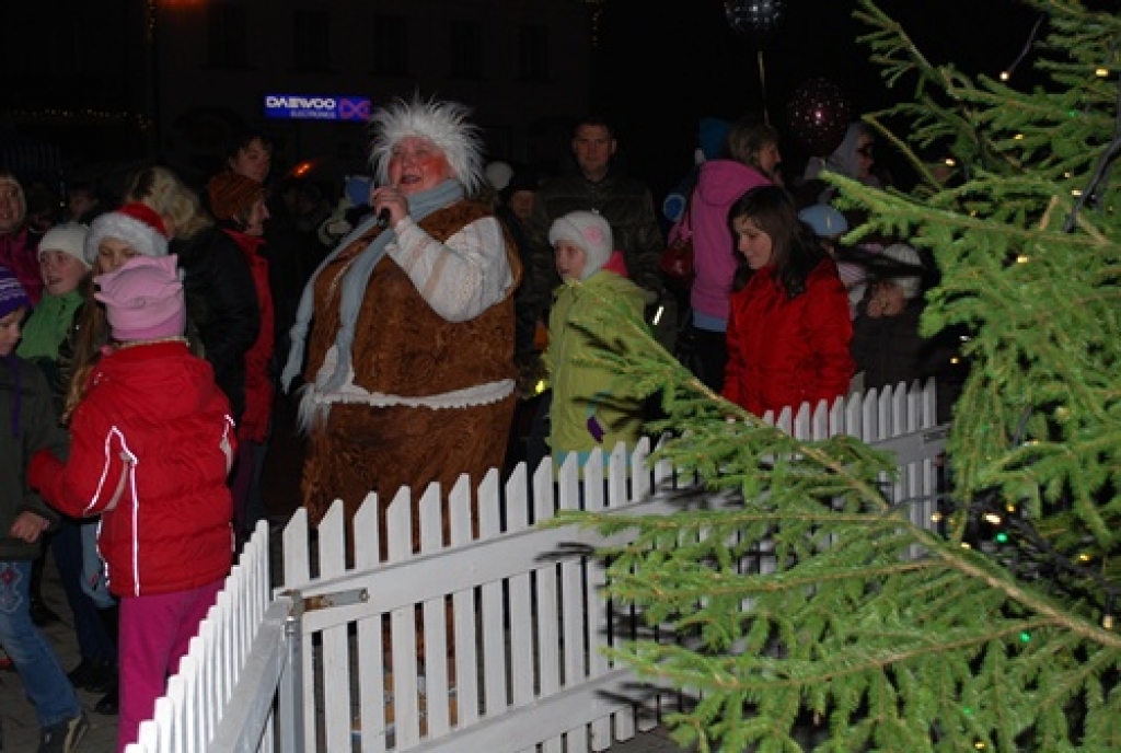Folkloras kopas «Dreņģeri» lieliskā programma, ko dalībnieki rādīja Bauskas Rātslaukumā 5. decembrī, bija Ziemassvētku tirdziņa veiksmīgākā epizode. Citādi tirgus atgādināja Viļņā pirktu drēbju un apavu ekspozīciju, jo amatnieku stendi...
Autors: Uldis Varnevičs
