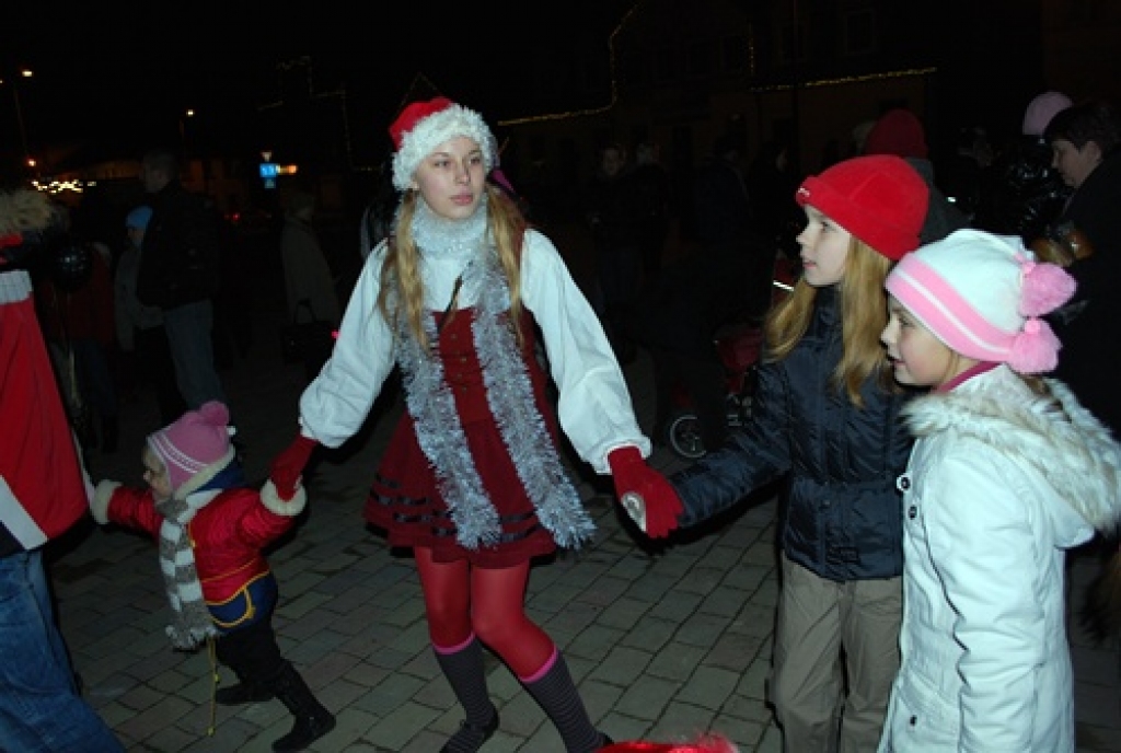 Folkloras kopas «Dreņģeri» lieliskā programma, ko dalībnieki rādīja Bauskas Rātslaukumā 5. decembrī, bija Ziemassvētku tirdziņa veiksmīgākā epizode. Citādi tirgus atgādināja Viļņā pirktu drēbju un apavu ekspozīciju, jo amatnieku stendi...
Autors: Uldis Varnevičs