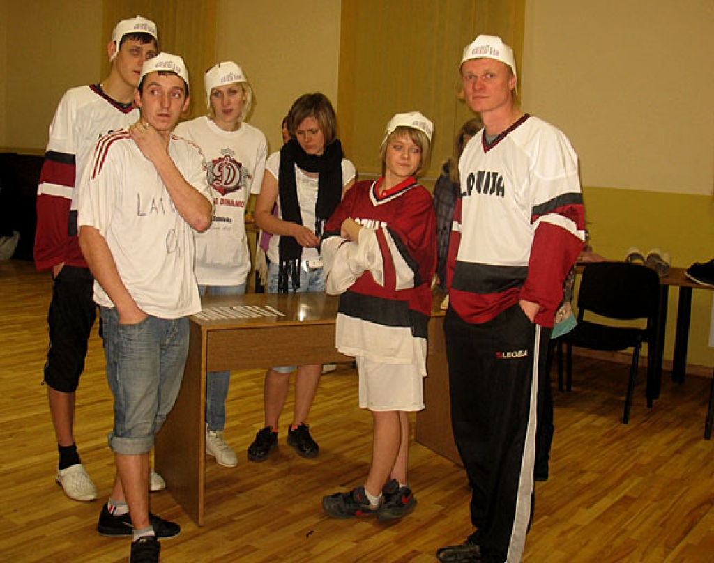 Sacensībās «Jautrie starti 2009» Ceraukstes tautas namā 30. janvārī komandām bija jāpiedalās visdažādākajās atrakcijās: «Dzejas veidošana», «Ievas un Ādama dārzā», «Jautrais rallijs», jāveido reklāmas un jāveic daudz citu uzdevumu.
Autors: Vilnis Auzāns