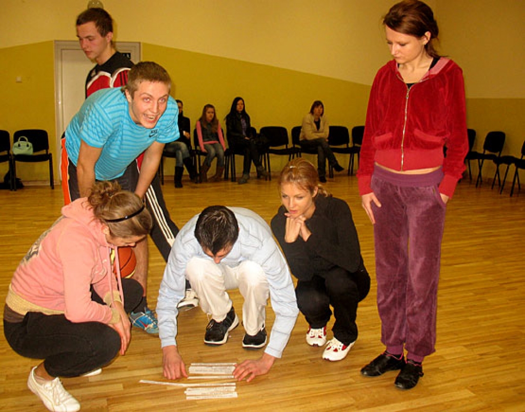 Sacensībās «Jautrie starti 2009» Ceraukstes tautas namā 30. janvārī komandām bija jāpiedalās visdažādākajās atrakcijās: «Dzejas veidošana», «Ievas un Ādama dārzā», «Jautrais rallijs», jāveido reklāmas un jāveic daudz citu uzdevumu.
Autors: Vilnis Auzāns