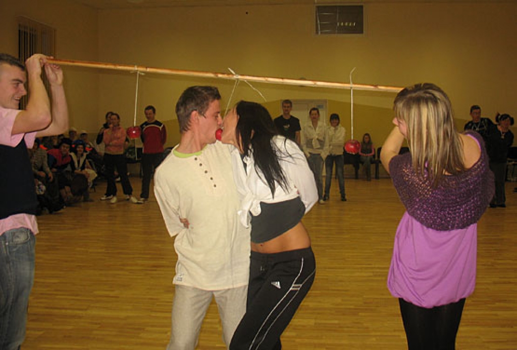 Sacensībās «Jautrie starti 2009» Ceraukstes tautas namā 30. janvārī komandām bija jāpiedalās visdažādākajās atrakcijās: «Dzejas veidošana», «Ievas un Ādama dārzā», «Jautrais rallijs», jāveido reklāmas un jāveic daudz citu uzdevumu.
Autors: Vilnis Auzāns