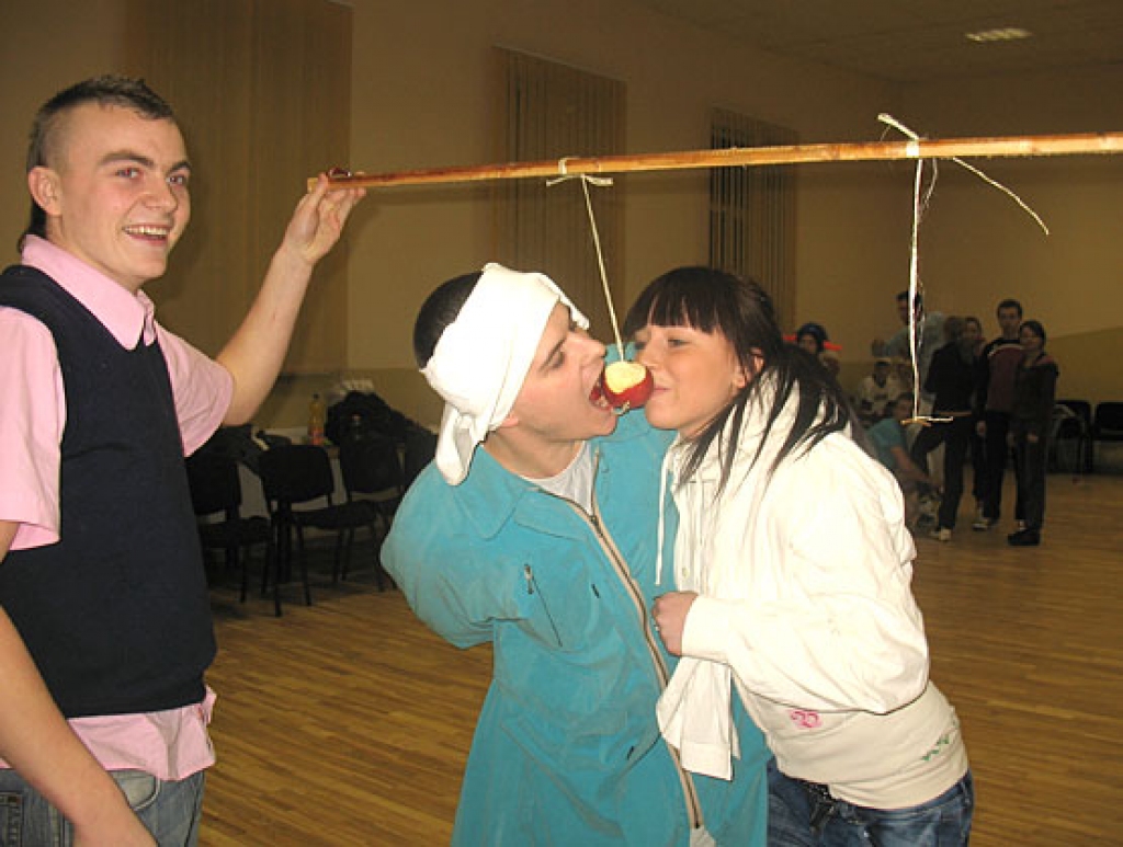 Sacensībās «Jautrie starti 2009» Ceraukstes tautas namā 30. janvārī komandām bija jāpiedalās visdažādākajās atrakcijās: «Dzejas veidošana», «Ievas un Ādama dārzā», «Jautrais rallijs», jāveido reklāmas un jāveic daudz citu uzdevumu.
Autors: Vilnis Auzāns