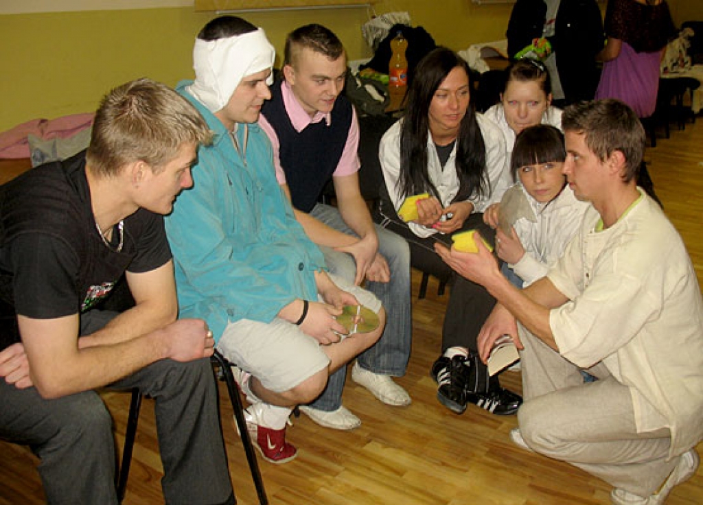 Sacensībās «Jautrie starti 2009» Ceraukstes tautas namā 30. janvārī komandām bija jāpiedalās visdažādākajās atrakcijās: «Dzejas veidošana», «Ievas un Ādama dārzā», «Jautrais rallijs», jāveido reklāmas un jāveic daudz citu uzdevumu.
Autors: Vilnis Auzāns