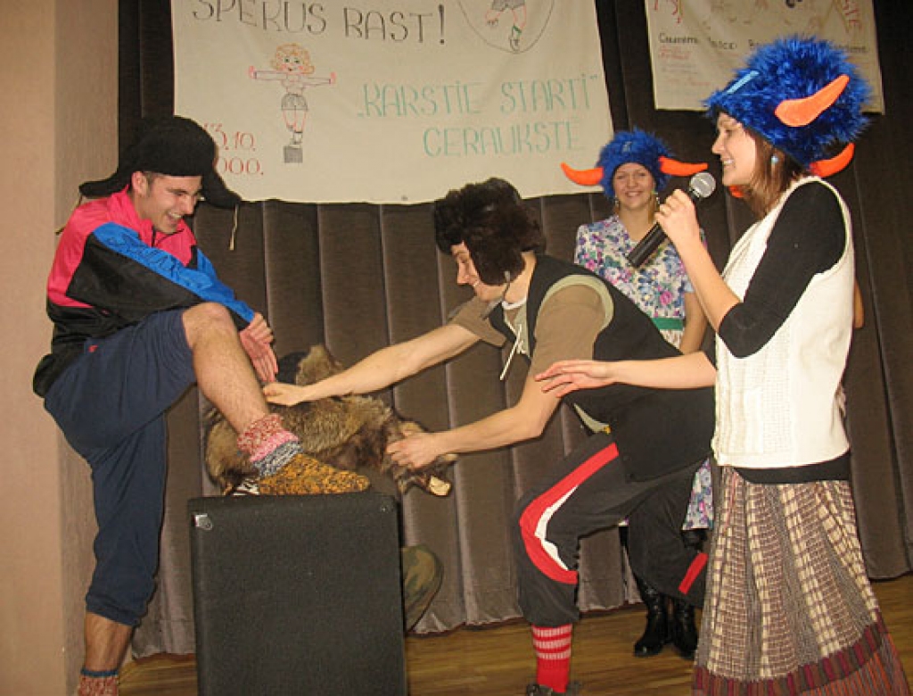 Sacensībās «Jautrie starti 2009» Ceraukstes tautas namā 30. janvārī komandām bija jāpiedalās visdažādākajās atrakcijās: «Dzejas veidošana», «Ievas un Ādama dārzā», «Jautrais rallijs», jāveido reklāmas un jāveic daudz citu uzdevumu.
Autors: Vilnis Auzāns