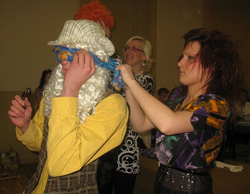 Sacensībās «Jautrie starti 2009» Ceraukstes tautas namā 30. janvārī komandām bija jāpiedalās visdažādākajās atrakcijās: «Dzejas veidošana», «Ievas un Ādama dārzā», «Jautrais rallijs», jāveido reklāmas un jāveic daudz citu uzdevumu.
Autors: Vilnis Auzāns