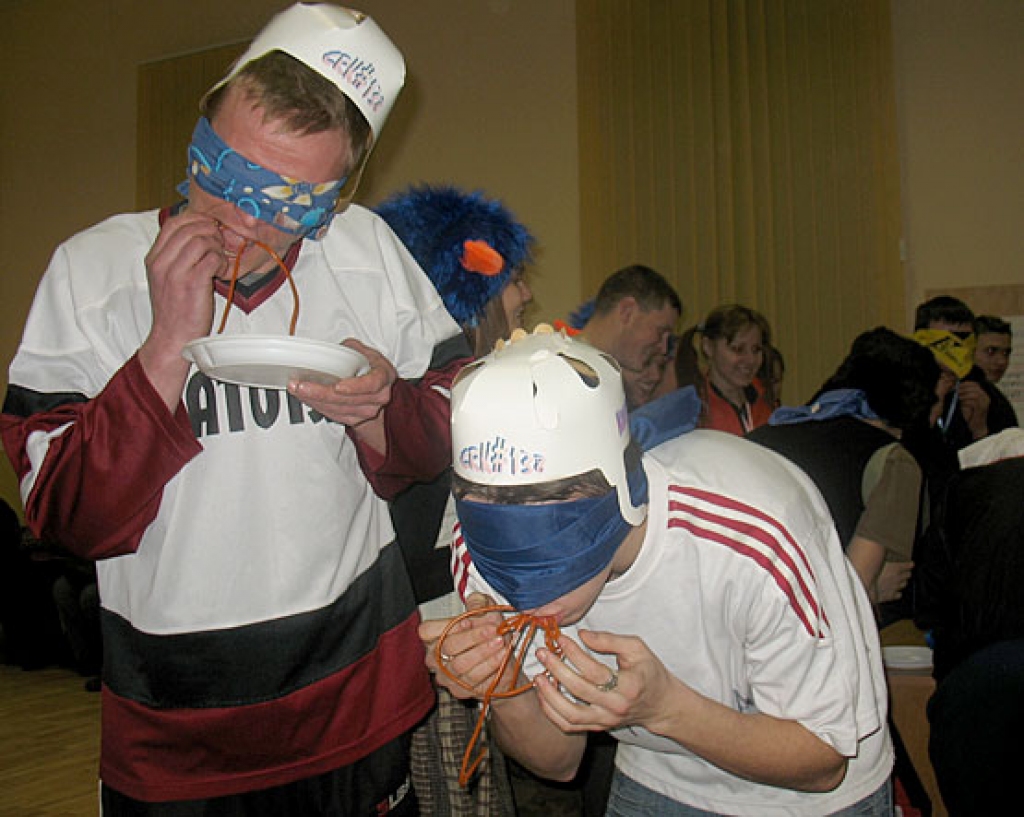 Sacensībās «Jautrie starti 2009» Ceraukstes tautas namā 30. janvārī komandām bija jāpiedalās visdažādākajās atrakcijās: «Dzejas veidošana», «Ievas un Ādama dārzā», «Jautrais rallijs», jāveido reklāmas un jāveic daudz citu uzdevumu.
Autors: Vilnis Auzāns