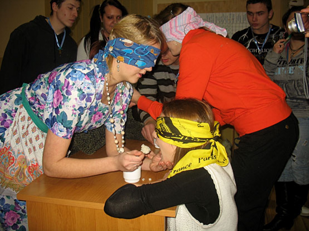 Sacensībās «Jautrie starti 2009» Ceraukstes tautas namā 30. janvārī komandām bija jāpiedalās visdažādākajās atrakcijās: «Dzejas veidošana», «Ievas un Ādama dārzā», «Jautrais rallijs», jāveido reklāmas un jāveic daudz citu uzdevumu.
Autors: Vilnis Auzāns