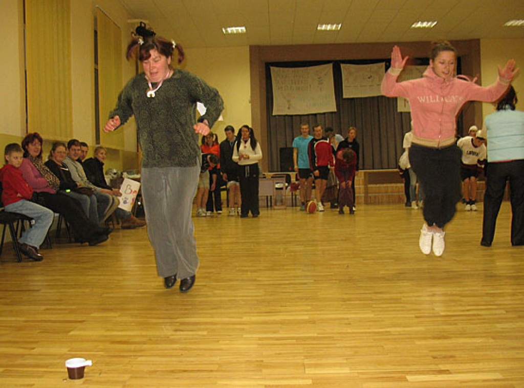 Sacensībās «Jautrie starti 2009» Ceraukstes tautas namā 30. janvārī komandām bija jāpiedalās visdažādākajās atrakcijās: «Dzejas veidošana», «Ievas un Ādama dārzā», «Jautrais rallijs», jāveido reklāmas un jāveic daudz citu uzdevumu.
Autors: Vilnis Auzāns