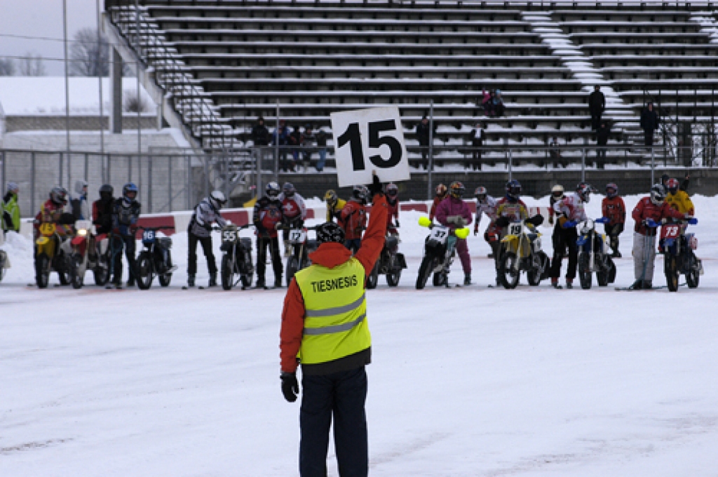 Pirmo reizi neatkarīgās Latvijas laikā sporta kompleksa «Mūsa» trasē 17. janvārī risinājās Latvijas kausa izcīņa skijoringā un motokrosā.
Startēja 129 dalībnieki, viņu pulkā arī Latvijas motosporta leģendas Artis Rasmanis un Jānis Vinters....
Autors: Ivars Bogdanovs