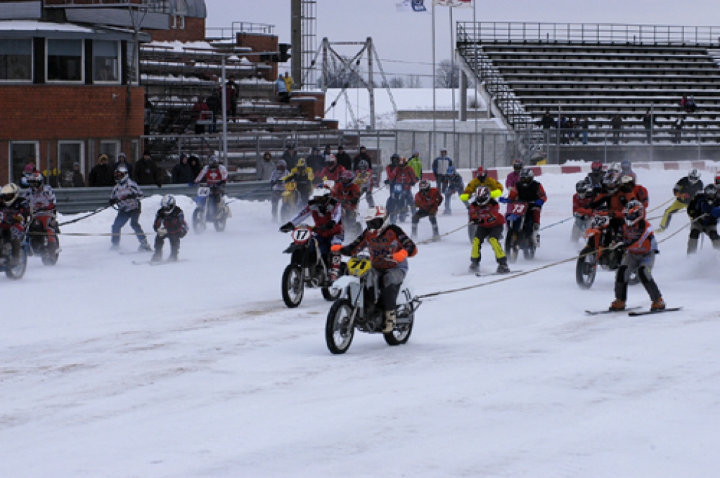 Pirmo reizi neatkarīgās Latvijas laikā sporta kompleksa «Mūsa» trasē 17. janvārī risinājās Latvijas kausa izcīņa skijoringā un motokrosā.
Startēja 129 dalībnieki, viņu pulkā arī Latvijas motosporta leģendas Artis Rasmanis un Jānis Vinters....
Autors: Ivars Bogdanovs
