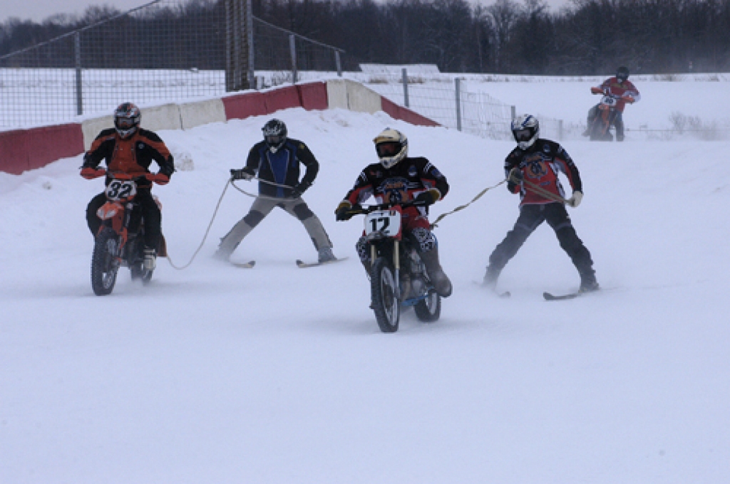 Pirmo reizi neatkarīgās Latvijas laikā sporta kompleksa «Mūsa» trasē 17. janvārī risinājās Latvijas kausa izcīņa skijoringā un motokrosā.
Startēja 129 dalībnieki, viņu pulkā arī Latvijas motosporta leģendas Artis Rasmanis un Jānis Vinters....
Autors: Ivars Bogdanovs