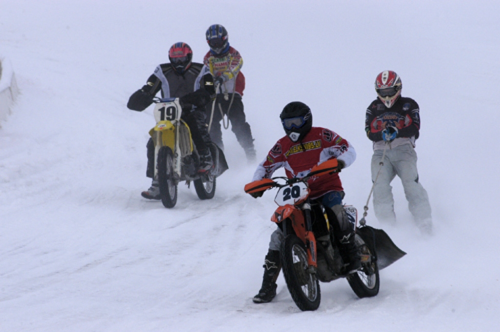 Pirmo reizi neatkarīgās Latvijas laikā sporta kompleksa «Mūsa» trasē 17. janvārī risinājās Latvijas kausa izcīņa skijoringā un motokrosā.
Startēja 129 dalībnieki, viņu pulkā arī Latvijas motosporta leģendas Artis Rasmanis un Jānis Vinters....
Autors: Ivars Bogdanovs