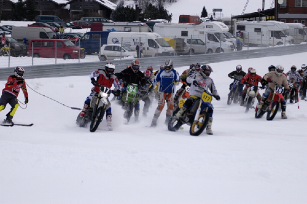 Pirmo reizi neatkarīgās Latvijas laikā sporta kompleksa «Mūsa» trasē 17. janvārī risinājās Latvijas kausa izcīņa skijoringā un motokrosā.
Startēja 129 dalībnieki, viņu pulkā arī Latvijas motosporta leģendas Artis Rasmanis un Jānis Vinters....
Autors: Ivars Bogdanovs