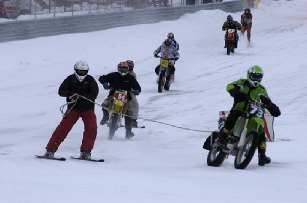 Pirmo reizi neatkarīgās Latvijas laikā sporta kompleksa «Mūsa» trasē 17. janvārī risinājās Latvijas kausa izcīņa skijoringā un motokrosā.
Startēja 129 dalībnieki, viņu pulkā arī Latvijas motosporta leģendas Artis Rasmanis un Jānis Vinters....
Autors: Ivars Bogdanovs