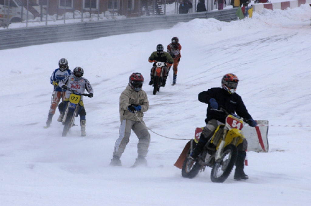 Pirmo reizi neatkarīgās Latvijas laikā sporta kompleksa «Mūsa» trasē 17. janvārī risinājās Latvijas kausa izcīņa skijoringā un motokrosā.
Startēja 129 dalībnieki, viņu pulkā arī Latvijas motosporta leģendas Artis Rasmanis un Jānis Vinters....
Autors: Ivars Bogdanovs