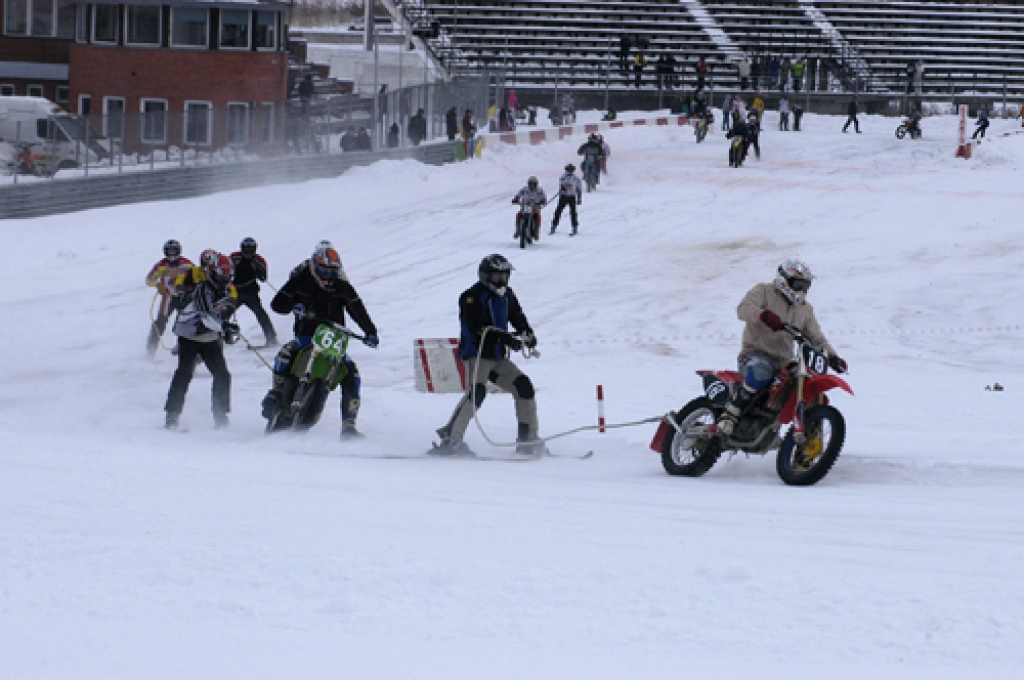 Pirmo reizi neatkarīgās Latvijas laikā sporta kompleksa «Mūsa» trasē 17. janvārī risinājās Latvijas kausa izcīņa skijoringā un motokrosā.
Startēja 129 dalībnieki, viņu pulkā arī Latvijas motosporta leģendas Artis Rasmanis un Jānis Vinters....
Autors: Ivars Bogdanovs