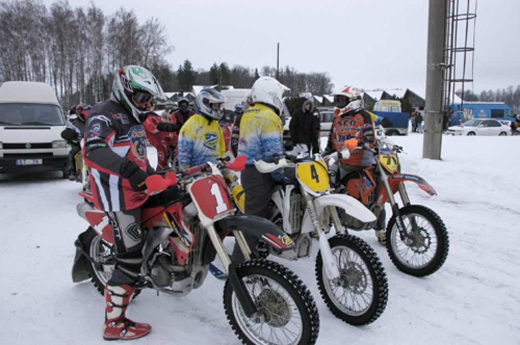 Pirmo reizi neatkarīgās Latvijas laikā sporta kompleksa «Mūsa» trasē 17. janvārī risinājās Latvijas kausa izcīņa skijoringā un motokrosā.
Startēja 129 dalībnieki, viņu pulkā arī Latvijas motosporta leģendas Artis Rasmanis un Jānis Vinters....
Autors: Ivars Bogdanovs