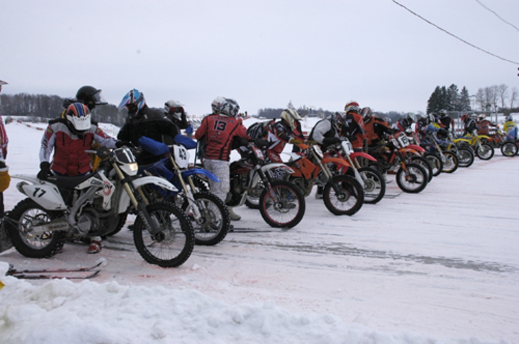 Pirmo reizi neatkarīgās Latvijas laikā sporta kompleksa «Mūsa» trasē 17. janvārī risinājās Latvijas kausa izcīņa skijoringā un motokrosā.
Startēja 129 dalībnieki, viņu pulkā arī Latvijas motosporta leģendas Artis Rasmanis un Jānis Vinters....
Autors: Ivars Bogdanovs