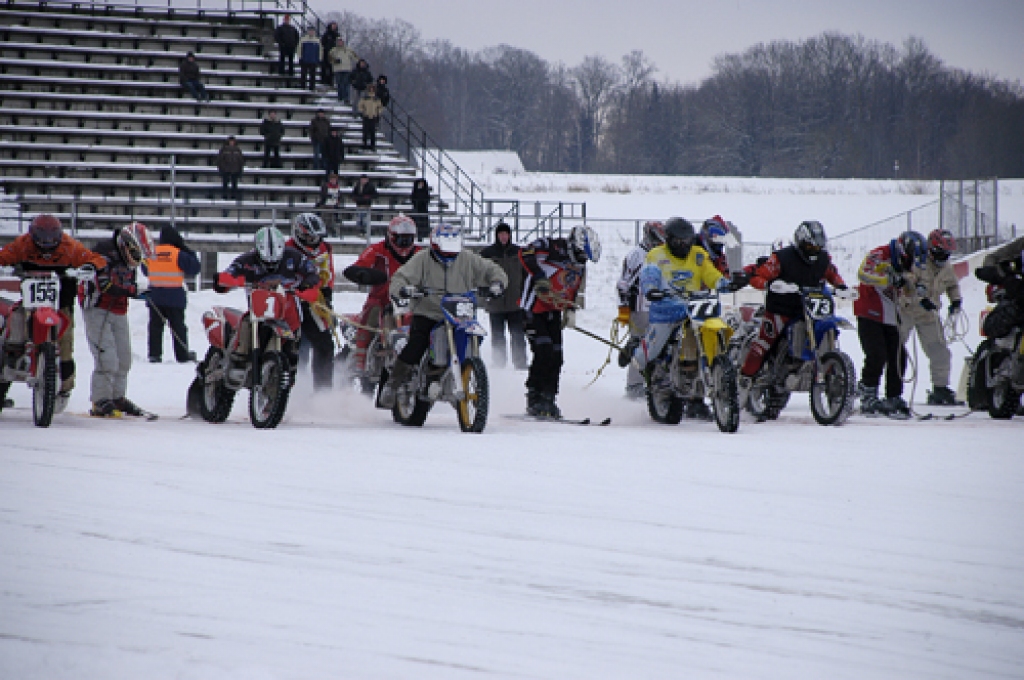 Pirmo reizi neatkarīgās Latvijas laikā sporta kompleksa «Mūsa» trasē 17. janvārī risinājās Latvijas kausa izcīņa skijoringā un motokrosā.
Startēja 129 dalībnieki, viņu pulkā arī Latvijas motosporta leģendas Artis Rasmanis un Jānis Vinters....
Autors: Ivars Bogdanovs