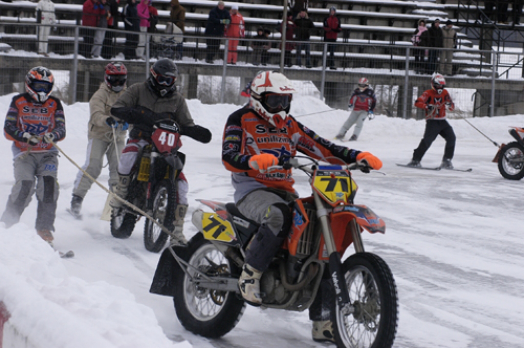 Pirmo reizi neatkarīgās Latvijas laikā sporta kompleksa «Mūsa» trasē 17. janvārī risinājās Latvijas kausa izcīņa skijoringā un motokrosā.
Startēja 129 dalībnieki, viņu pulkā arī Latvijas motosporta leģendas Artis Rasmanis un Jānis Vinters....
Autors: Ivars Bogdanovs