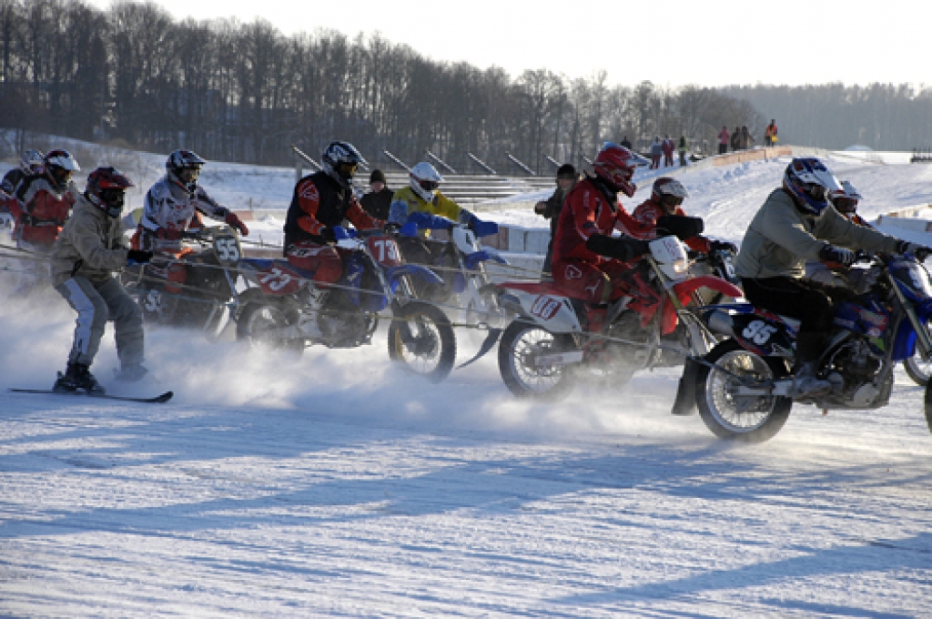Pirmo reizi neatkarīgās Latvijas laikā sporta kompleksa «Mūsa» trasē 17. janvārī risinājās Latvijas kausa izcīņa skijoringā un motokrosā.
Startēja 129 dalībnieki, viņu pulkā arī Latvijas motosporta leģendas Artis Rasmanis un Jānis Vinters....
Autors: Ivars Bogdanovs