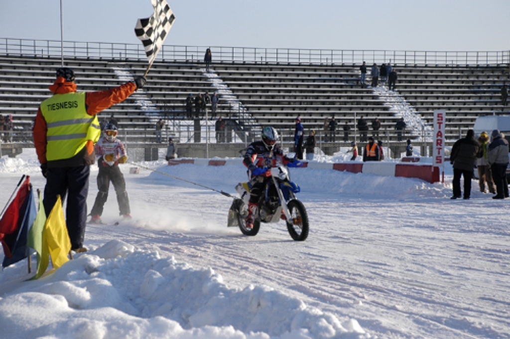 Pirmo reizi neatkarīgās Latvijas laikā sporta kompleksa «Mūsa» trasē 17. janvārī risinājās Latvijas kausa izcīņa skijoringā un motokrosā.
Startēja 129 dalībnieki, viņu pulkā arī Latvijas motosporta leģendas Artis Rasmanis un Jānis Vinters....
Autors: Ivars Bogdanovs