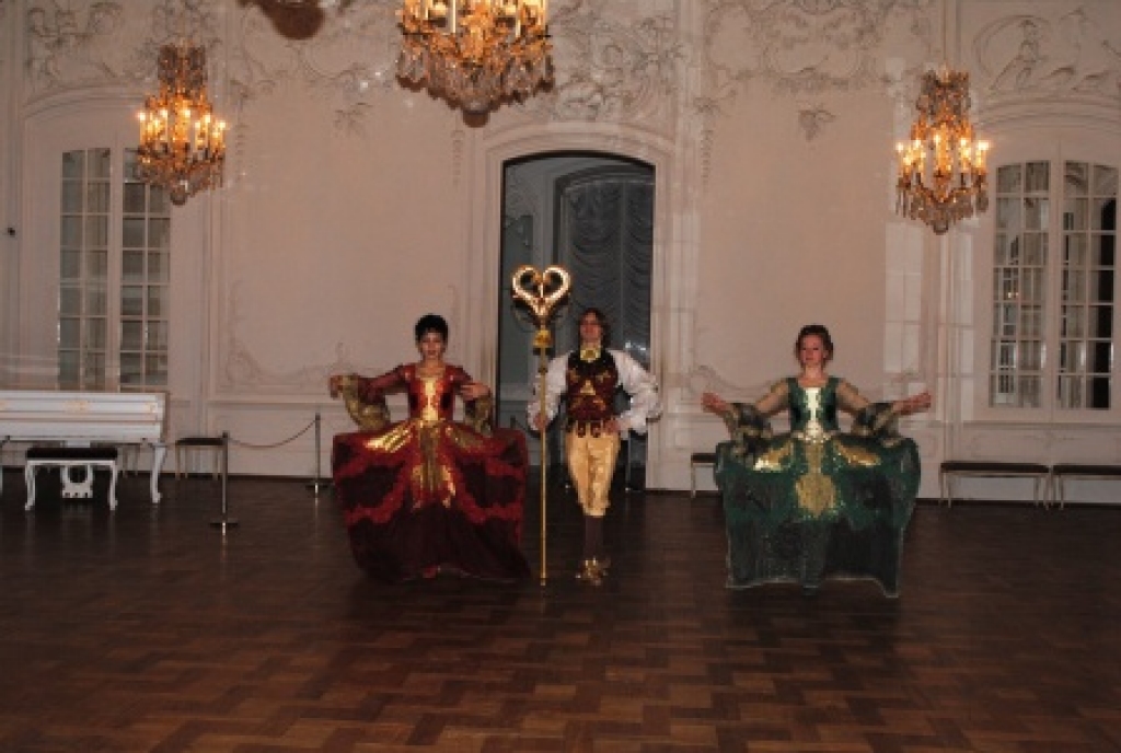 Rundāles pils Baltajā zālē 8. janvāra pēcpusdienā koncertēja seno deju ansamblis „Mazais trianons” no Sanktpēterburgas. Jau gadus desmit ansamblis nodarbojas ar vēsturisko 17. – 18. gadsimta galma deju rekonstrukciju, uzstājas vēsturiskos...
Autors: Juris Iļņickis