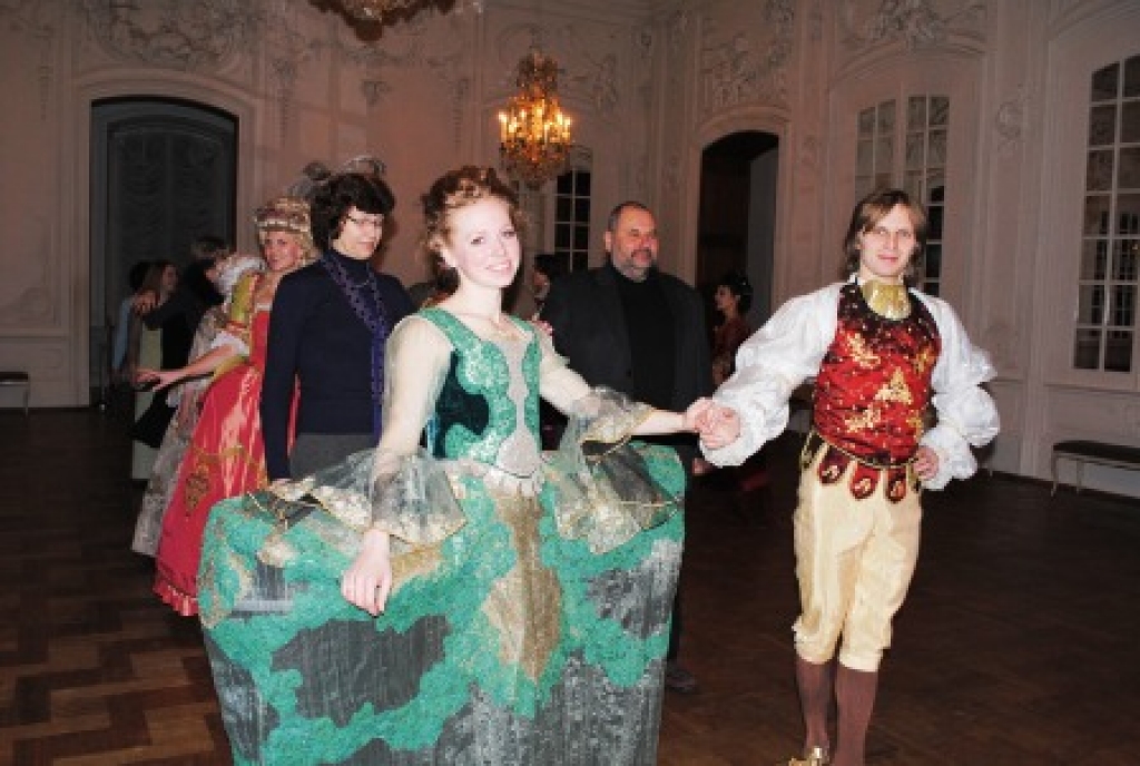 Rundāles pils Baltajā zālē 8. janvāra pēcpusdienā koncertēja seno deju ansamblis „Mazais trianons” no Sanktpēterburgas. Jau gadus desmit ansamblis nodarbojas ar vēsturisko 17. – 18. gadsimta galma deju rekonstrukciju, uzstājas vēsturiskos...
Autors: Juris Iļņickis