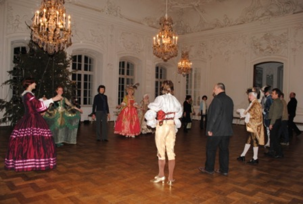 Rundāles pils Baltajā zālē 8. janvāra pēcpusdienā koncertēja seno deju ansamblis „Mazais trianons” no Sanktpēterburgas. Jau gadus desmit ansamblis nodarbojas ar vēsturisko 17. – 18. gadsimta galma deju rekonstrukciju, uzstājas vēsturiskos...
Autors: Juris Iļņickis