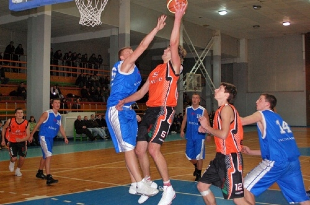Uzvaru Latvijas amatieru basketbola līgas spēlē ar rezultātu 76:63 savās mājās pār līgas pastarīšiem «Barons/Rīdzene 91» ceturtdien, 7. janvārī, guva BK «Kvēle». 
Autors: Uldis Varnevičs