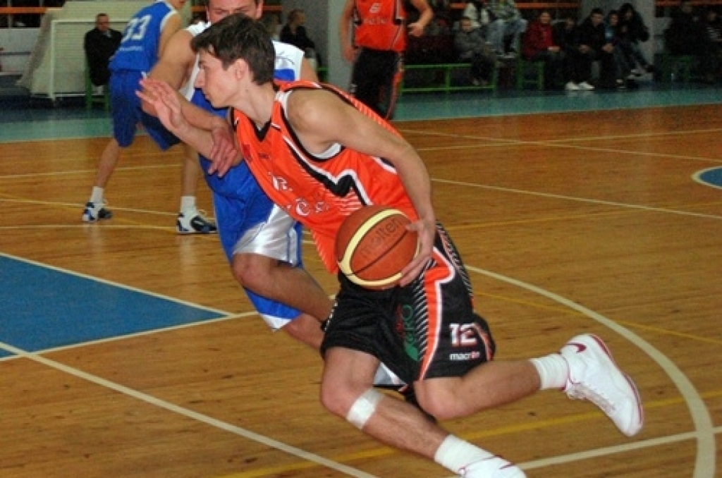 Uzvaru Latvijas amatieru basketbola līgas spēlē ar rezultātu 76:63 savās mājās pār līgas pastarīšiem «Barons/Rīdzene 91» ceturtdien, 7. janvārī, guva BK «Kvēle». 
Autors: Uldis Varnevičs