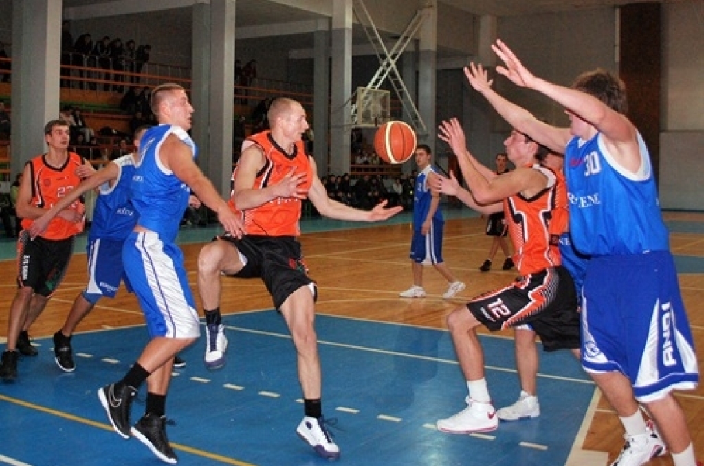 Uzvaru Latvijas amatieru basketbola līgas spēlē ar rezultātu 76:63 savās mājās pār līgas pastarīšiem «Barons/Rīdzene 91» ceturtdien, 7. janvārī, guva BK «Kvēle». 
Autors: Uldis Varnevičs