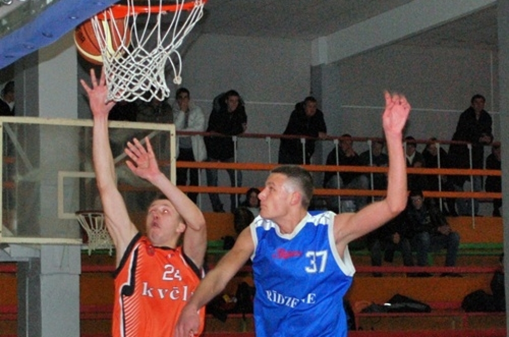 Uzvaru Latvijas amatieru basketbola līgas spēlē ar rezultātu 76:63 savās mājās pār līgas pastarīšiem «Barons/Rīdzene 91» ceturtdien, 7. janvārī, guva BK «Kvēle». 
Autors: Uldis Varnevičs