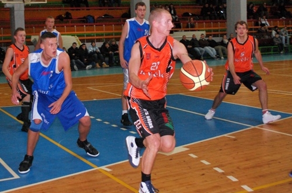 Uzvaru Latvijas amatieru basketbola līgas spēlē ar rezultātu 76:63 savās mājās pār līgas pastarīšiem «Barons/Rīdzene 91» ceturtdien, 7. janvārī, guva BK «Kvēle». 
Autors: Uldis Varnevičs