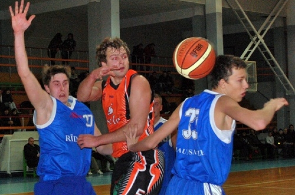 Uzvaru Latvijas amatieru basketbola līgas spēlē ar rezultātu 76:63 savās mājās pār līgas pastarīšiem «Barons/Rīdzene 91» ceturtdien, 7. janvārī, guva BK «Kvēle». 
Autors: Uldis Varnevičs