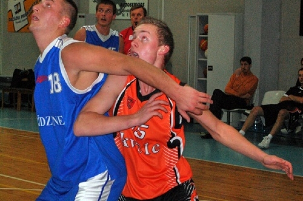 Uzvaru Latvijas amatieru basketbola līgas spēlē ar rezultātu 76:63 savās mājās pār līgas pastarīšiem «Barons/Rīdzene 91» ceturtdien, 7. janvārī, guva BK «Kvēle». 
Autors: Uldis Varnevičs