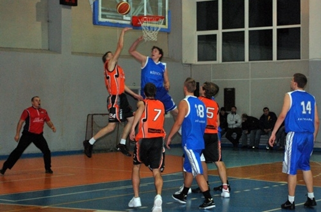 Uzvaru Latvijas amatieru basketbola līgas spēlē ar rezultātu 76:63 savās mājās pār līgas pastarīšiem «Barons/Rīdzene 91» ceturtdien, 7. janvārī, guva BK «Kvēle». 
Autors: Uldis Varnevičs