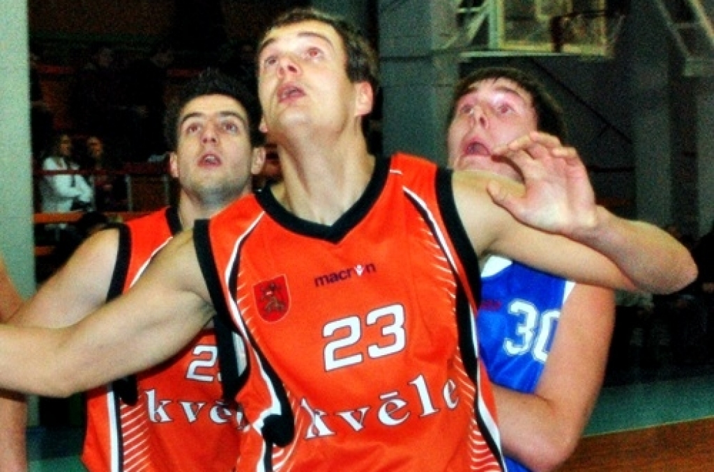Uzvaru Latvijas amatieru basketbola līgas spēlē ar rezultātu 76:63 savās mājās pār līgas pastarīšiem «Barons/Rīdzene 91» ceturtdien, 7. janvārī, guva BK «Kvēle». 
Autors: Uldis Varnevičs