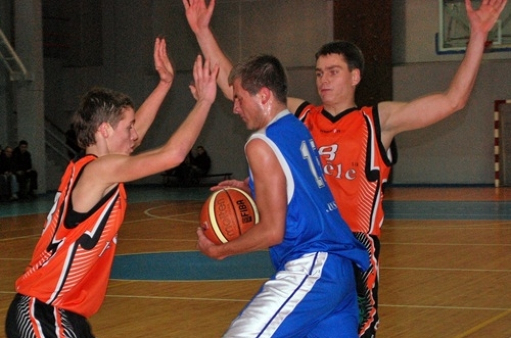Uzvaru Latvijas amatieru basketbola līgas spēlē ar rezultātu 76:63 savās mājās pār līgas pastarīšiem «Barons/Rīdzene 91» ceturtdien, 7. janvārī, guva BK «Kvēle». 
Autors: Uldis Varnevičs