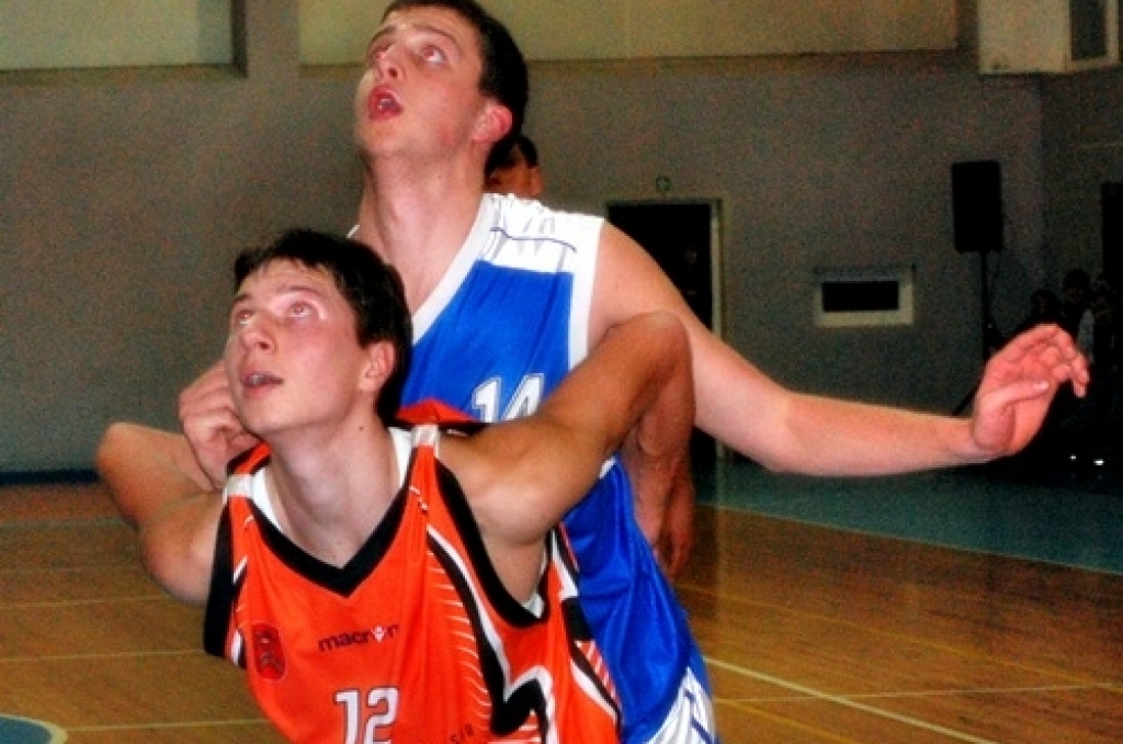 Uzvaru Latvijas amatieru basketbola līgas spēlē ar rezultātu 76:63 savās mājās pār līgas pastarīšiem «Barons/Rīdzene 91» ceturtdien, 7. janvārī, guva BK «Kvēle». 
Autors: Uldis Varnevičs