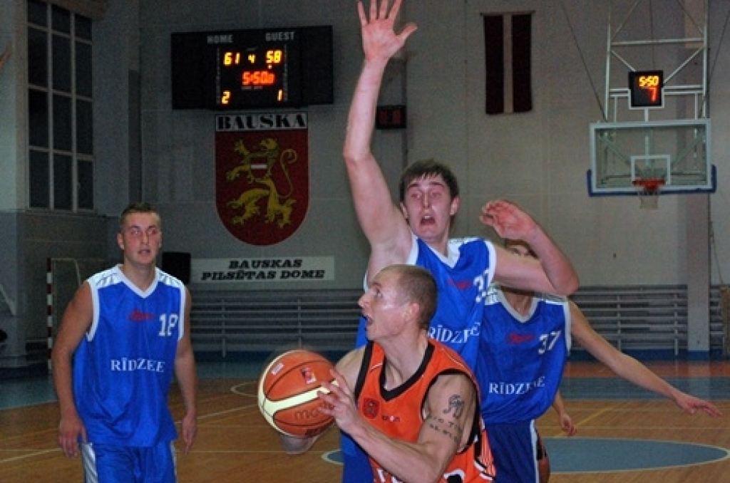 Uzvaru Latvijas amatieru basketbola līgas spēlē ar rezultātu 76:63 savās mājās pār līgas pastarīšiem «Barons/Rīdzene 91» ceturtdien, 7. janvārī, guva BK «Kvēle». 
Autors: Uldis Varnevičs