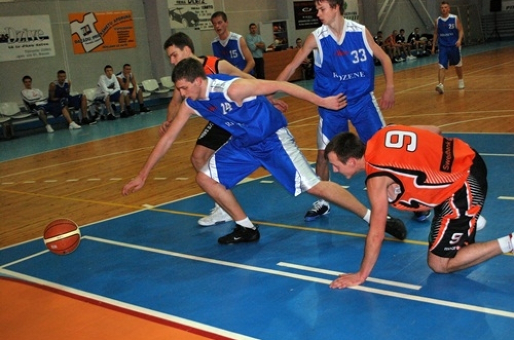Uzvaru Latvijas amatieru basketbola līgas spēlē ar rezultātu 76:63 savās mājās pār līgas pastarīšiem «Barons/Rīdzene 91» ceturtdien, 7. janvārī, guva BK «Kvēle». 
Autors: Uldis Varnevičs