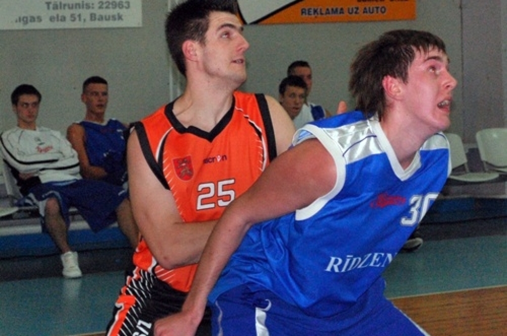 Uzvaru Latvijas amatieru basketbola līgas spēlē ar rezultātu 76:63 savās mājās pār līgas pastarīšiem «Barons/Rīdzene 91» ceturtdien, 7. janvārī, guva BK «Kvēle». 
Autors: Uldis Varnevičs