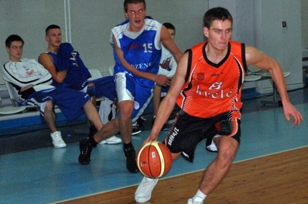 Uzvaru Latvijas amatieru basketbola līgas spēlē ar rezultātu 76:63 savās mājās pār līgas pastarīšiem «Barons/Rīdzene 91» ceturtdien, 7. janvārī, guva BK «Kvēle». 
Autors: Uldis Varnevičs