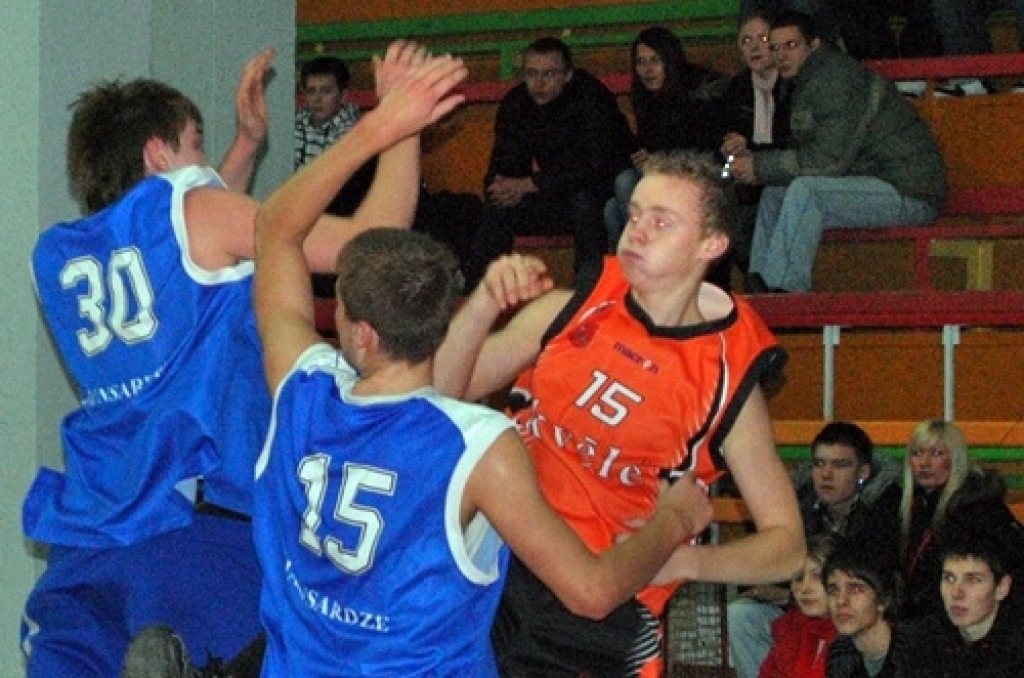 Uzvaru Latvijas amatieru basketbola līgas spēlē ar rezultātu 76:63 savās mājās pār līgas pastarīšiem «Barons/Rīdzene 91» ceturtdien, 7. janvārī, guva BK «Kvēle». 
Autors: Uldis Varnevičs