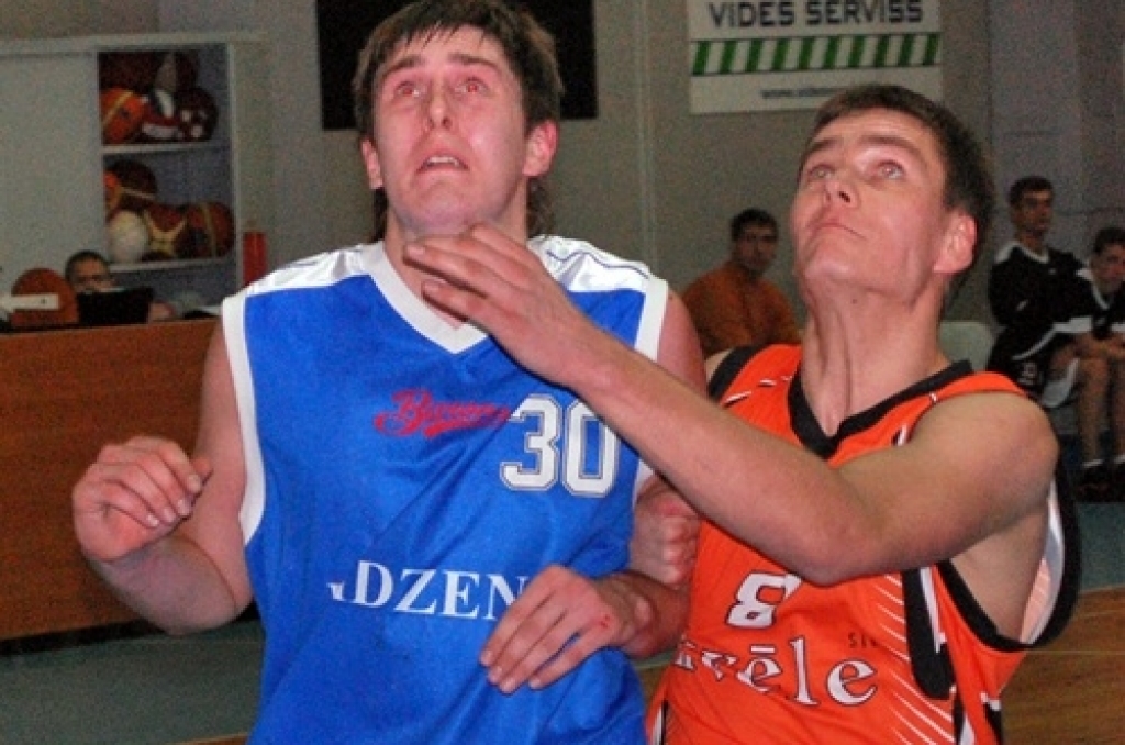 Uzvaru Latvijas amatieru basketbola līgas spēlē ar rezultātu 76:63 savās mājās pār līgas pastarīšiem «Barons/Rīdzene 91» ceturtdien, 7. janvārī, guva BK «Kvēle». 
Autors: Uldis Varnevičs