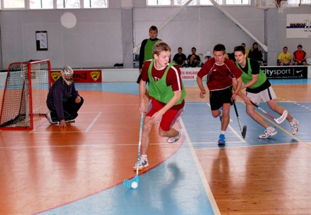 Bauskas 1. vidusskolā 5. janvārī noslēdzās skolas spartakiādes piektais posms – florbola sacensības. Šī bija sacīkšu otrā diena, kad notika vidusskolas komandu savstarpējās spēles, kuras ilga līdz pulksten 18. Zēniem uzvarēja 11.a klase,...
Autors: Uldis Varnevičs
