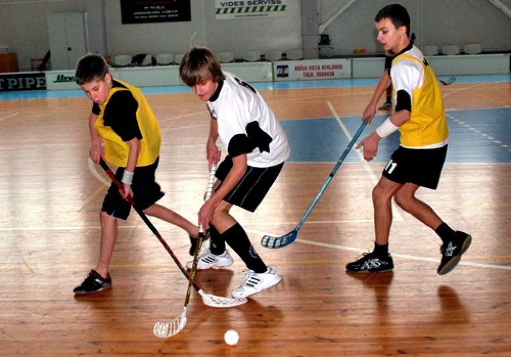 Bauskas 1. vidusskolā divas brīvlaika dienas veltītas florbola spartakiādei. Pirmdien, 4. janvārī, sacentās pamatskolas klašu zēnu komandas. 8. un 9. klašu grupā labākie bija 8.a klases zēni, bet 5. un 6. klašu grupā savu pārākumu pār...
Autors: Uldis Varnevičs
