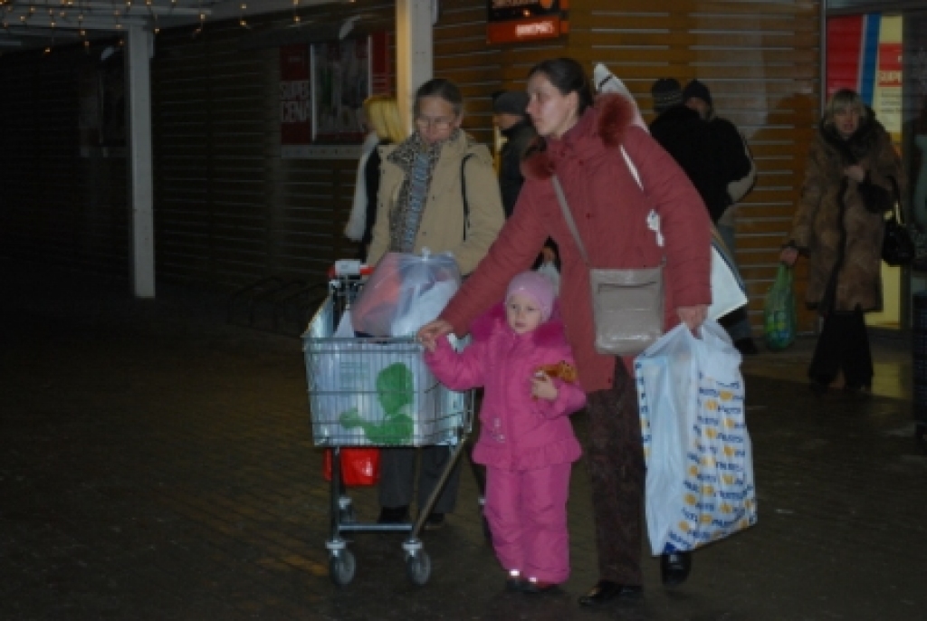 Ar šmaukstošām bučām, laimes, prieka, veselības un visa cita laba vēlējumiem atkal vienu gadu ir nomainījis cits – jau 2010. Pie mums tas atnāca ar smalkām sniegpārslām,  nelielu vēja pūsmu un varen krāšņu salūtu pilsētas centrā.   Tik...